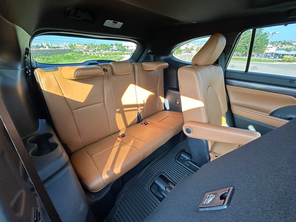Used 2026 Toyota Highlander Platinum AWD/4WD image 28