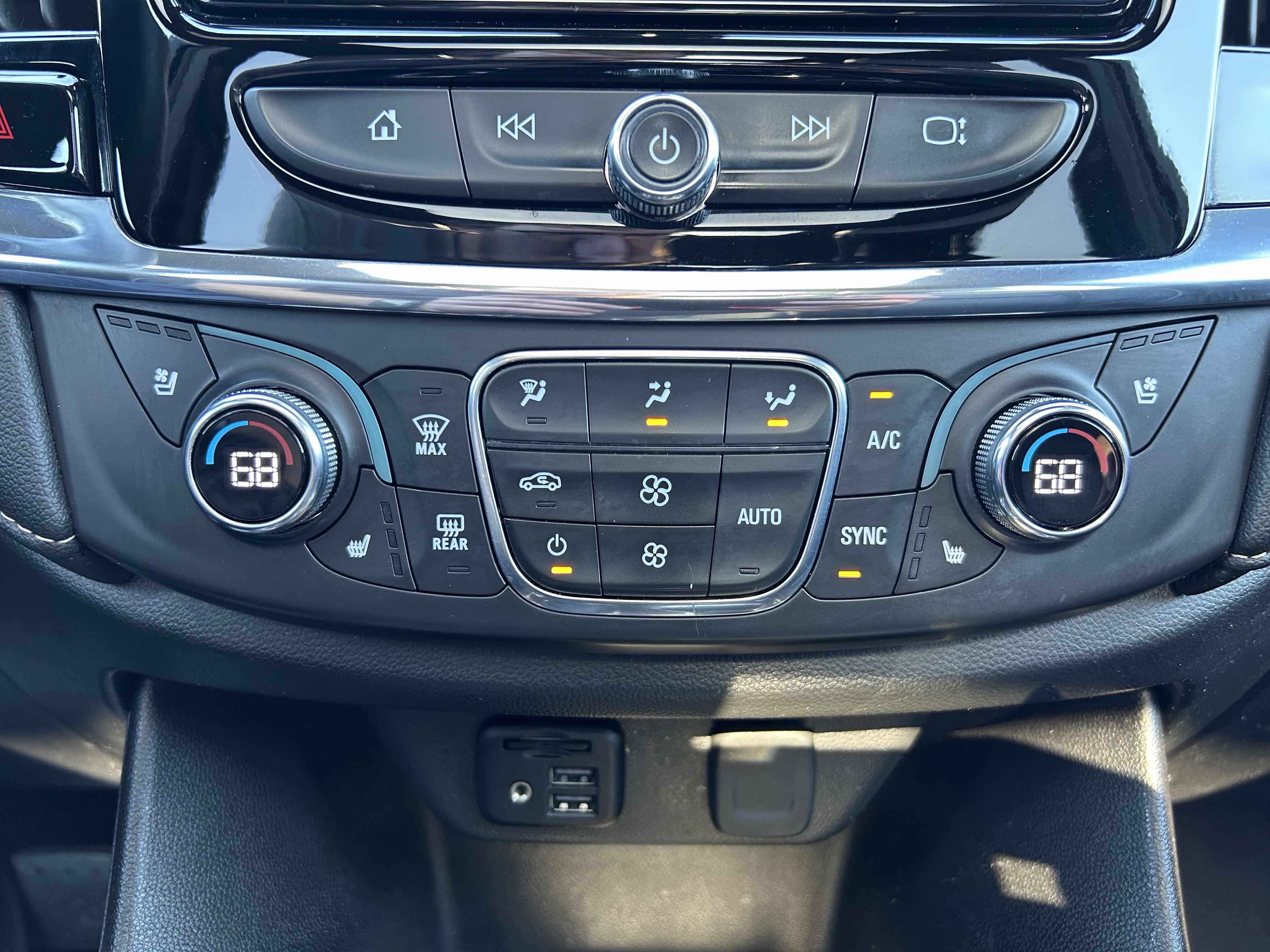 Used 2023 Chevrolet Traverse Premier image 32