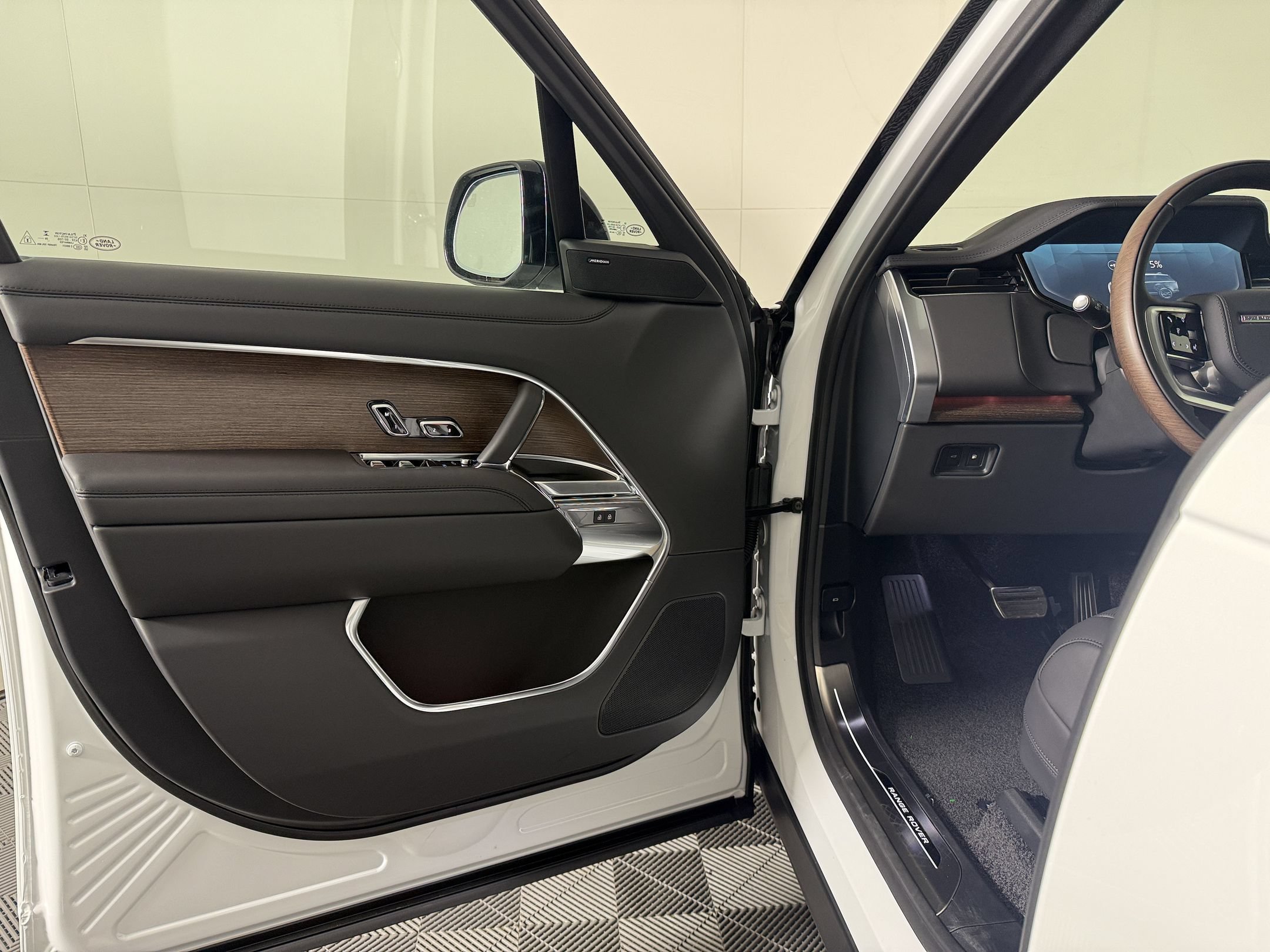 New 2027 Land Rover Range Rover SE AWD/4WD image 5
