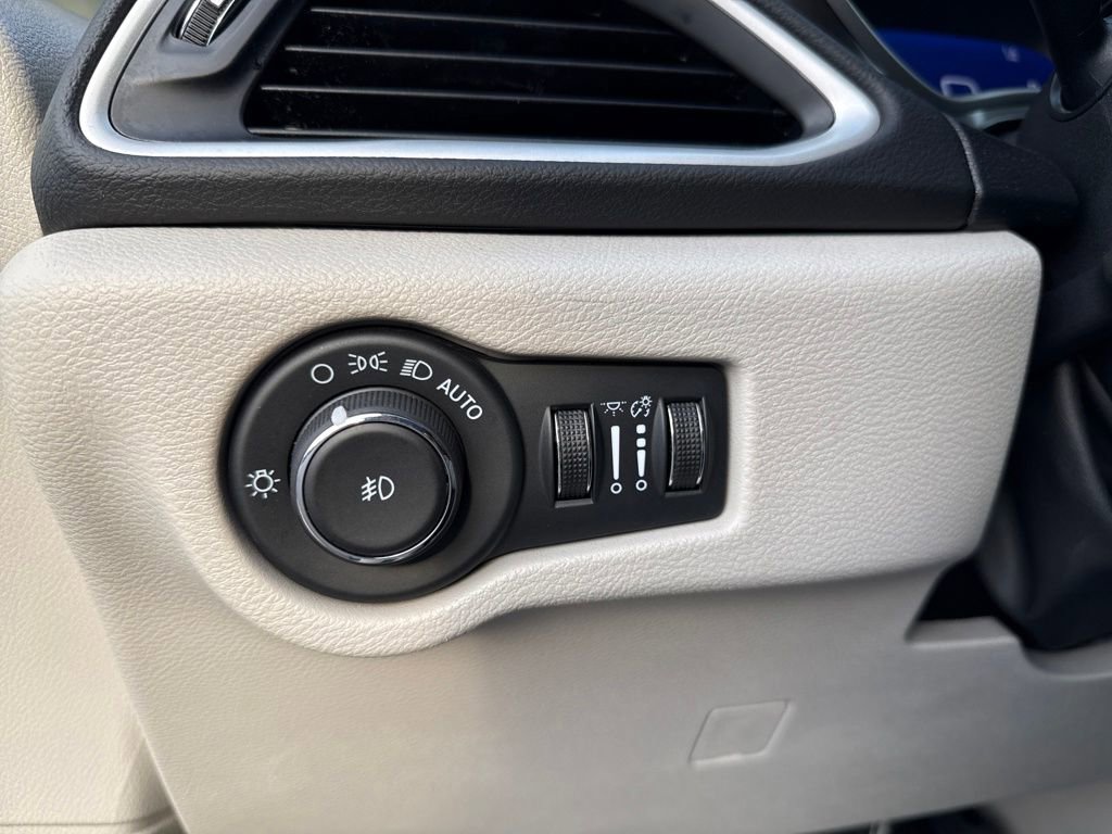 Used 2024 Chrysler Pacifica Touring-L image 41