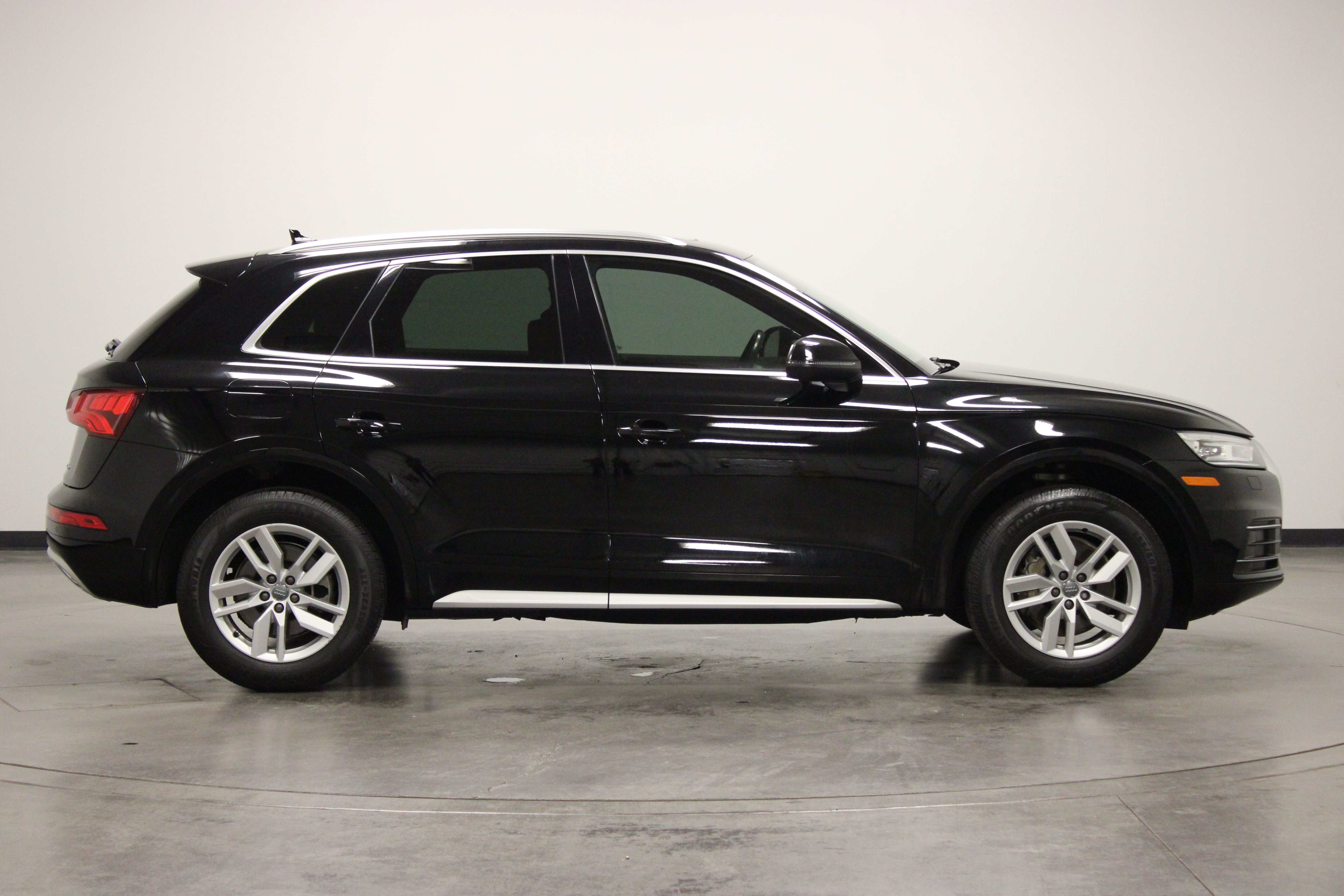 Used 2020 Audi Q5 2.0T Premium w/ Convenience Package AWD/4WD image 9