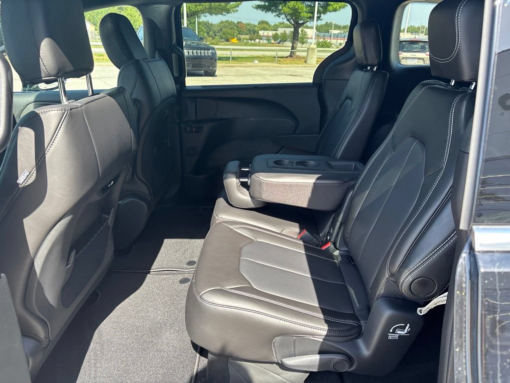 New 2027 Chrysler Pacifica Select FWD image 16
