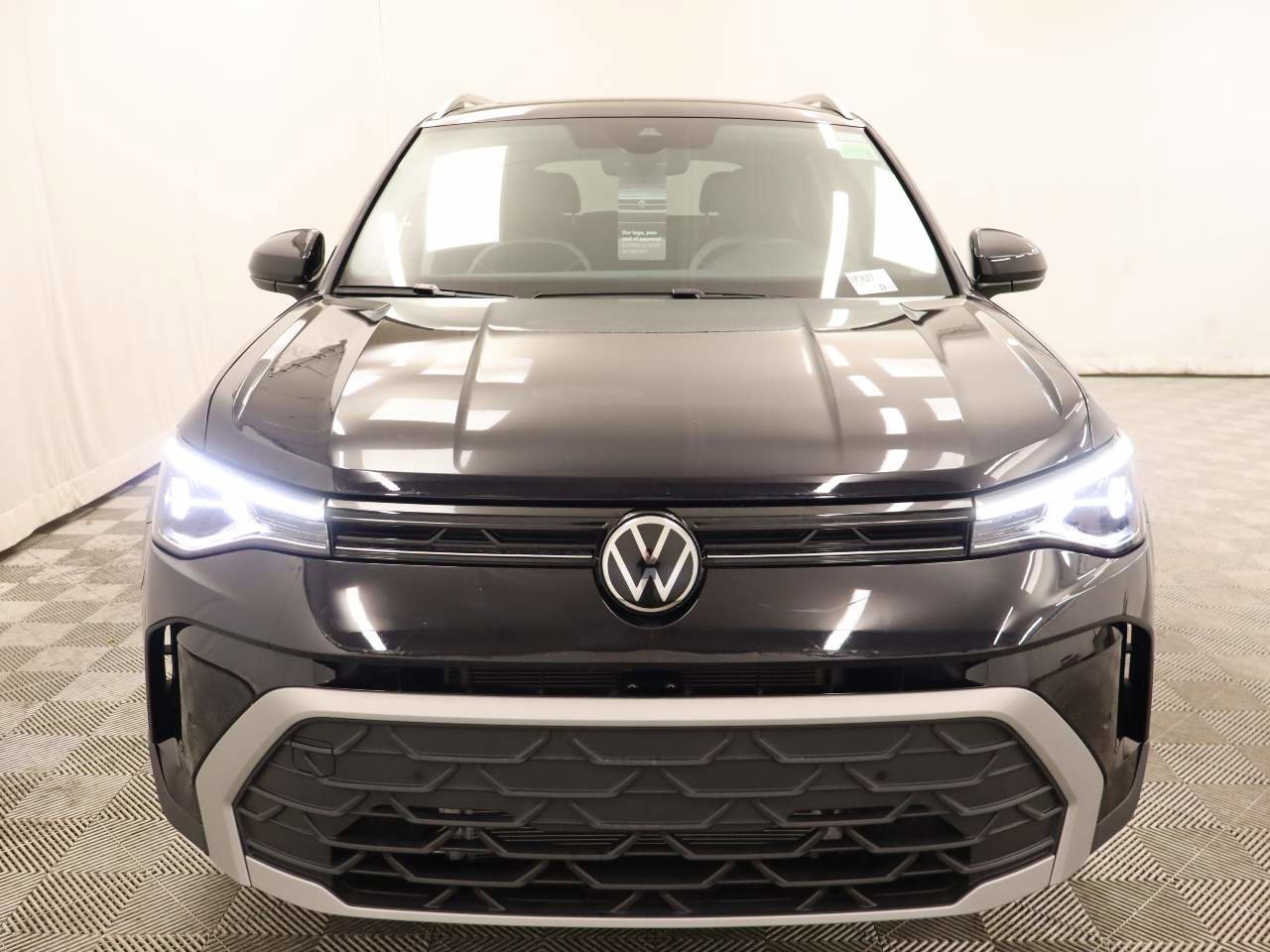 Certified 2025 Volkswagen Taos SE w/ Panoramic Sunroof Package image 5