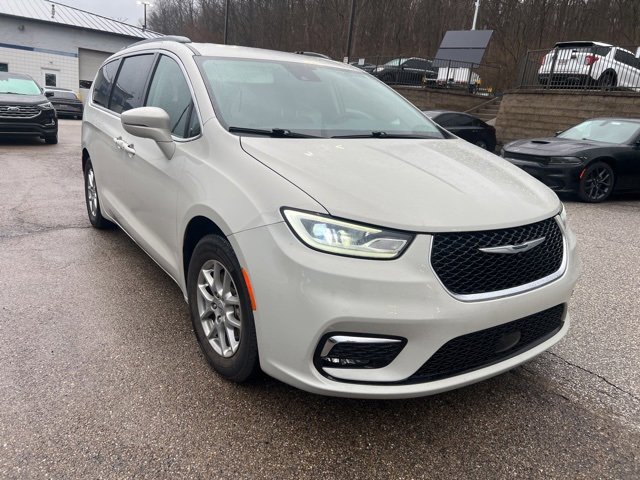 Used 2021 Chrysler Pacifica Touring w/ Uconnect Theater Family Group image 2