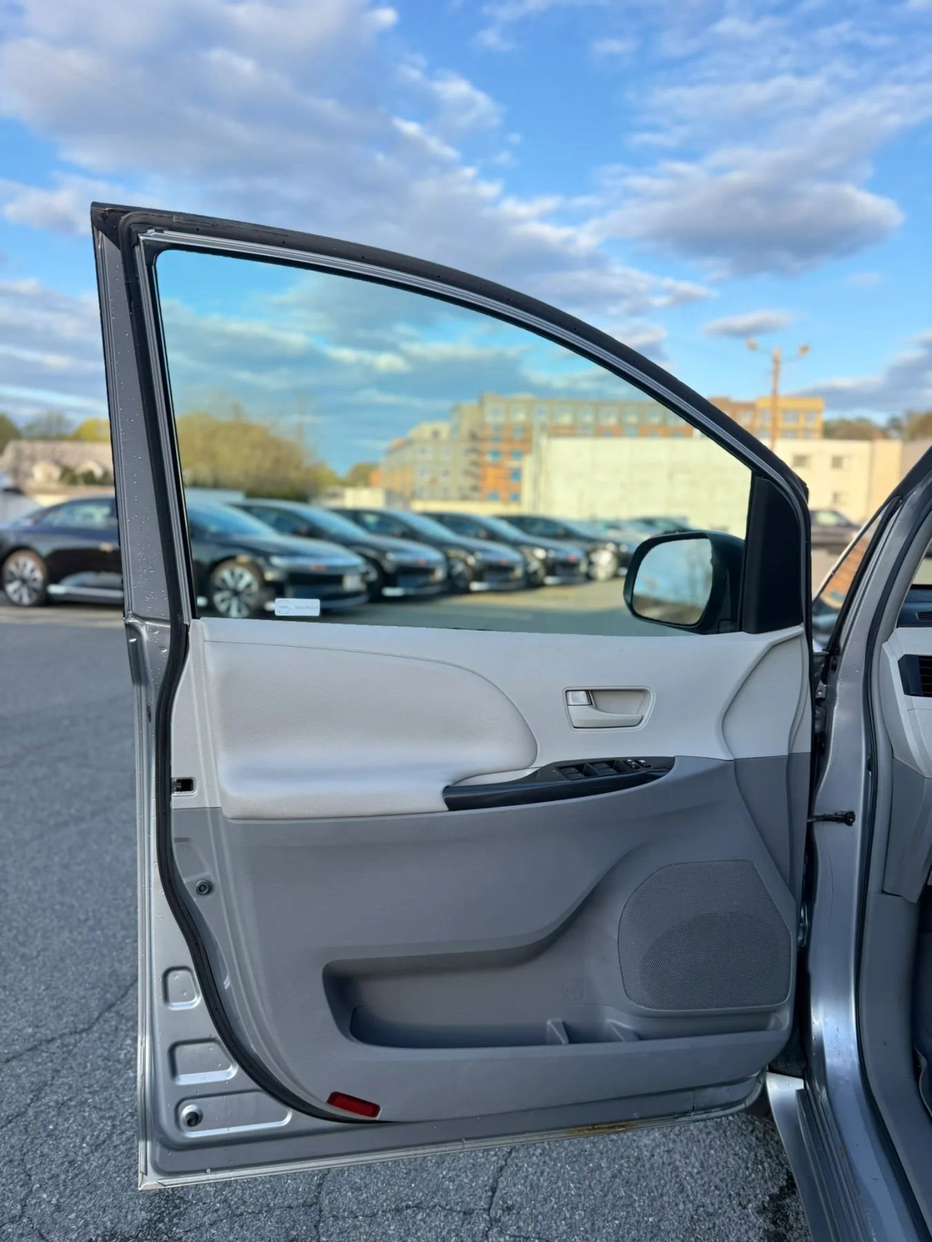 Used 2011 Toyota Sienna LE w/ Towing Pkg FWD image 28