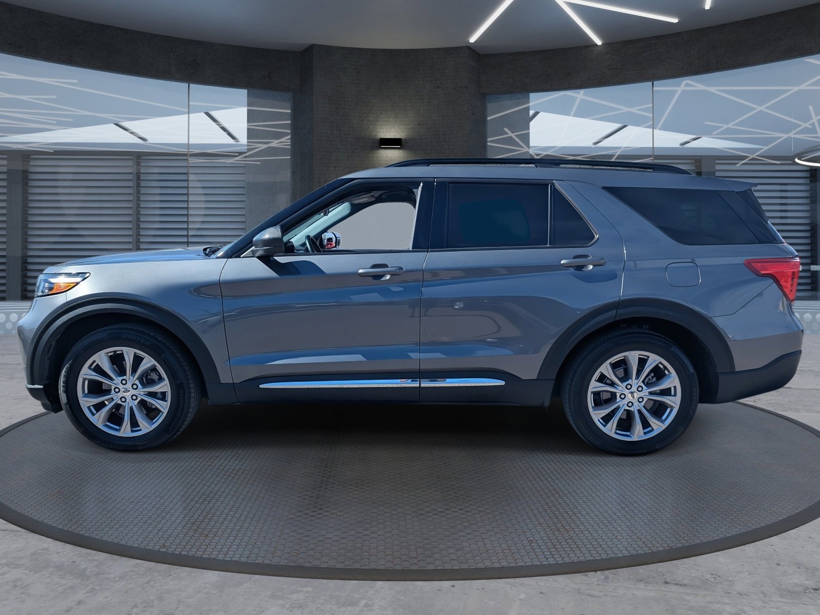 Used 2021 Ford Explorer XLT w/ Equipment Group 202A image 3