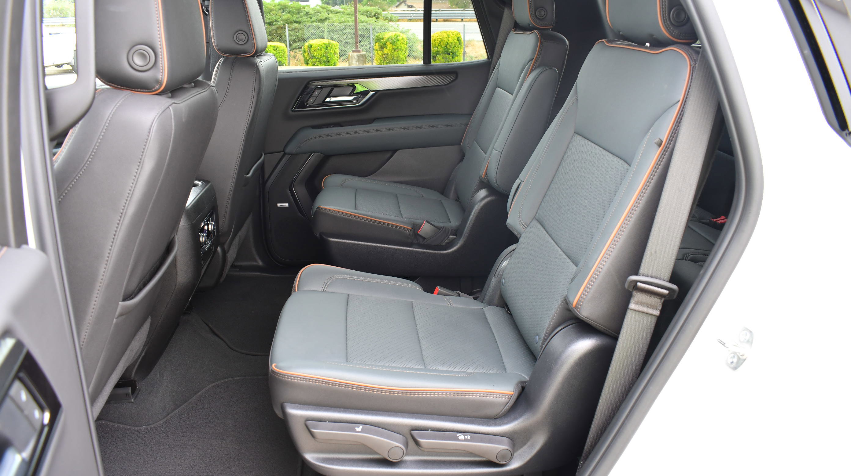 Used 2025 GMC Yukon AT4 AWD/4WD image 26