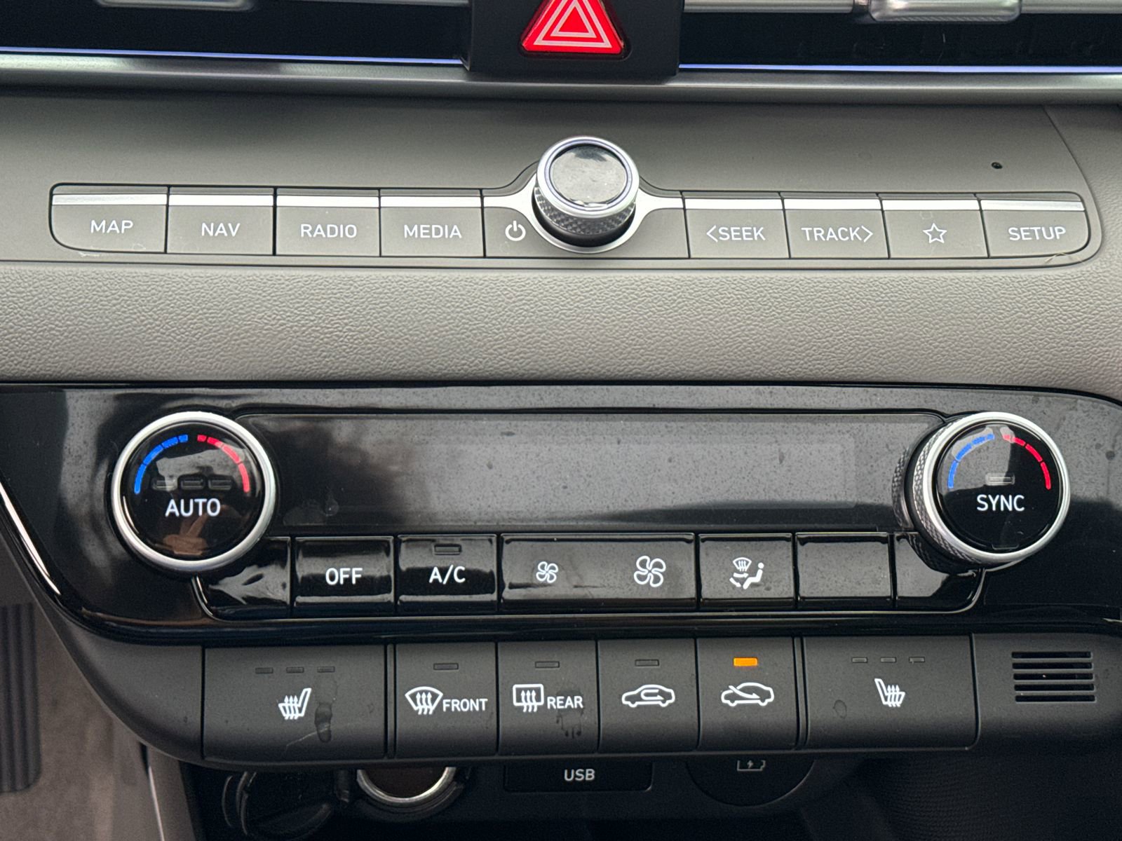 Certified 2025 Hyundai Elantra SEL image 31