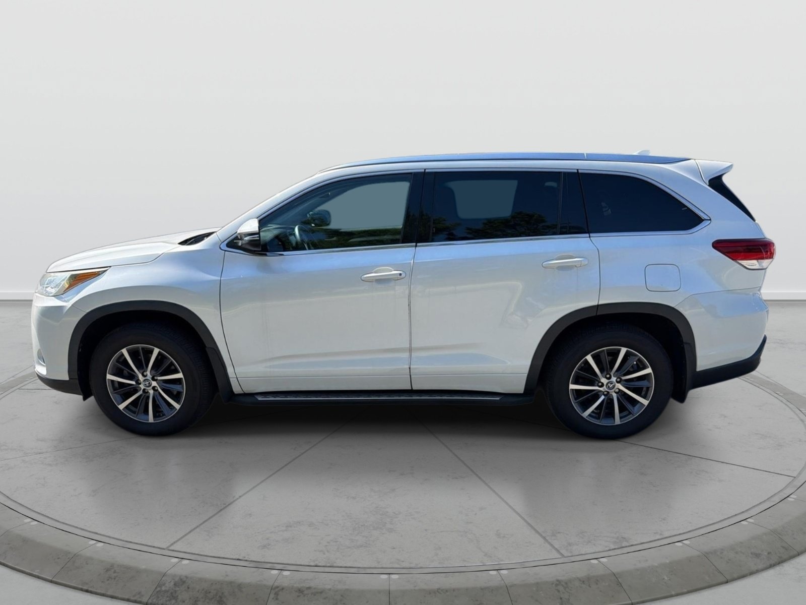 Used 2018 Toyota Highlander XLE AWD/4WD image 4