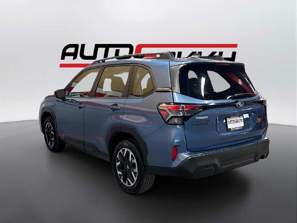 Used 2025 Subaru Forester AWD/4WD image 5