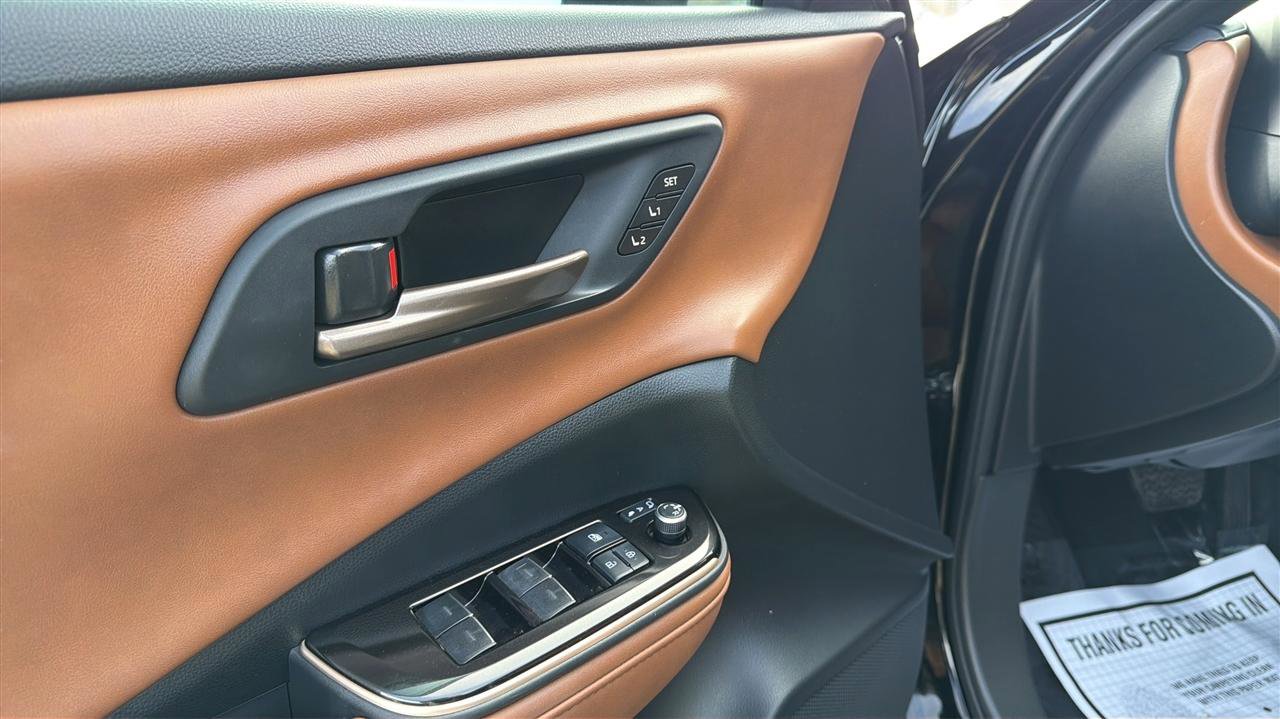 Used 2025 Toyota Crown Signia XLE AWD (Natl) image 16