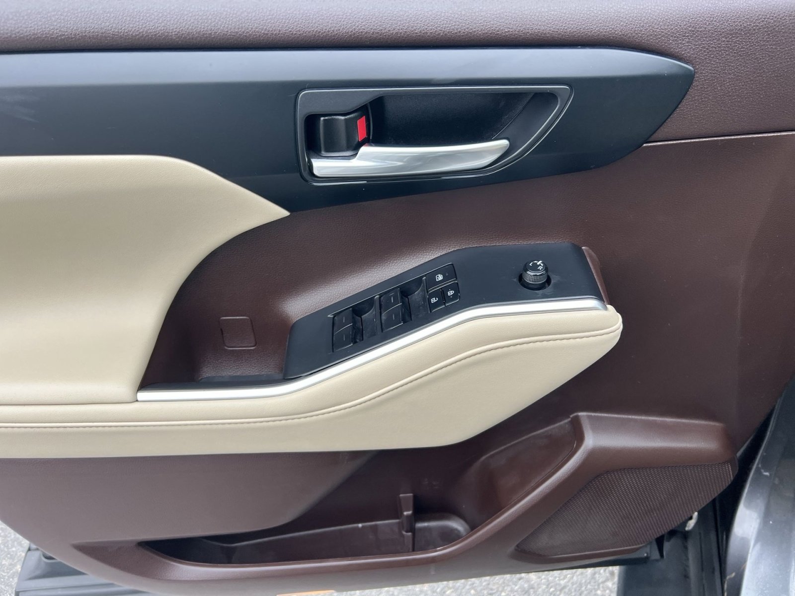 Used 2022 Toyota Highlander XLE image 15