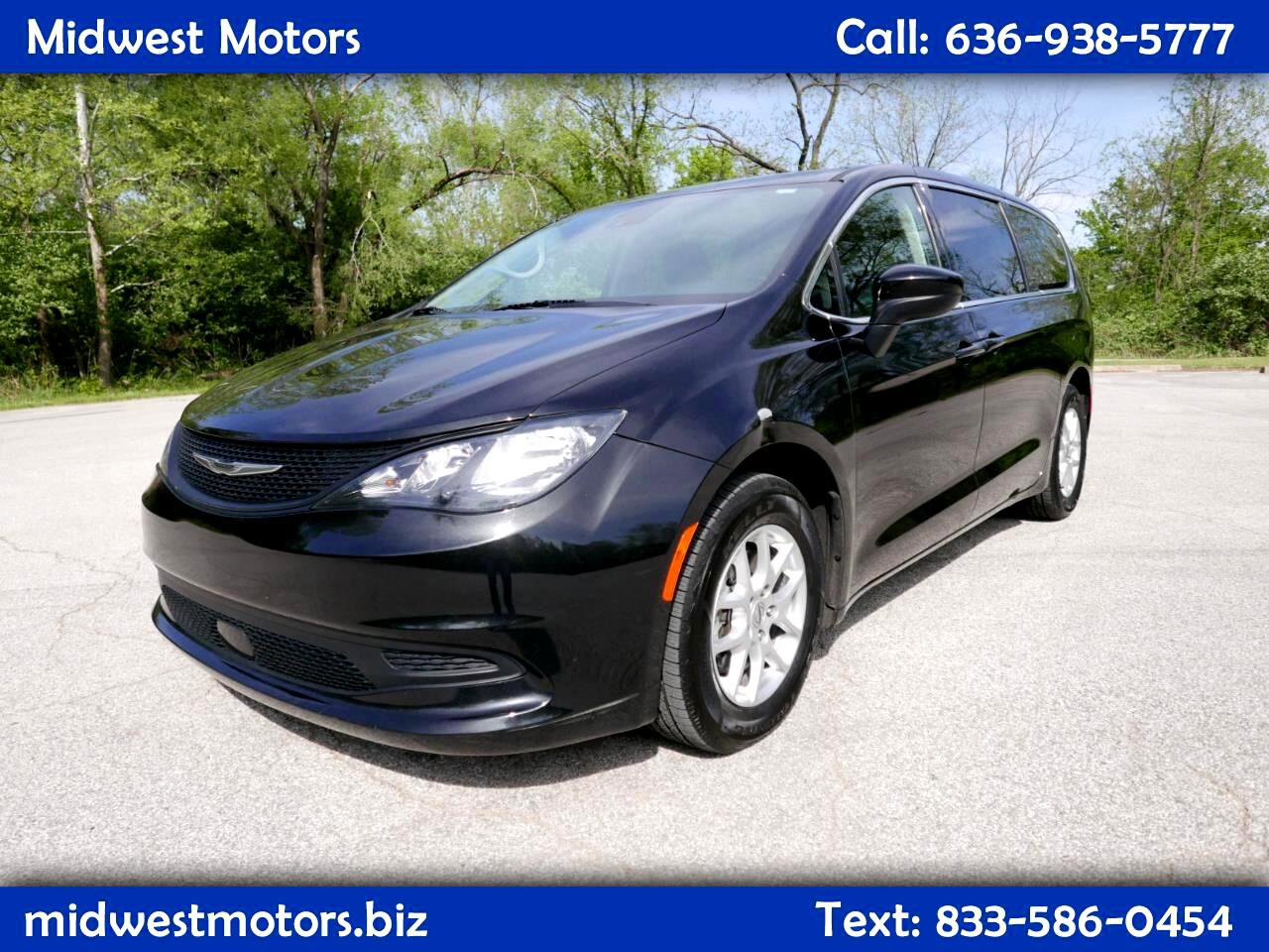 Used 2022 Chrysler Voyager LX image 1