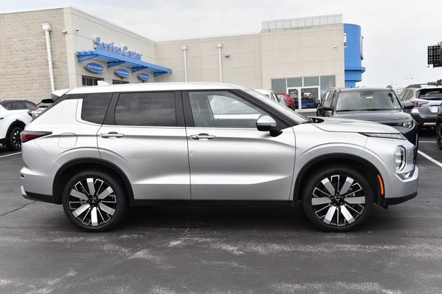 Used 2025 Mitsubishi Outlander SE AWD/4WD image 5