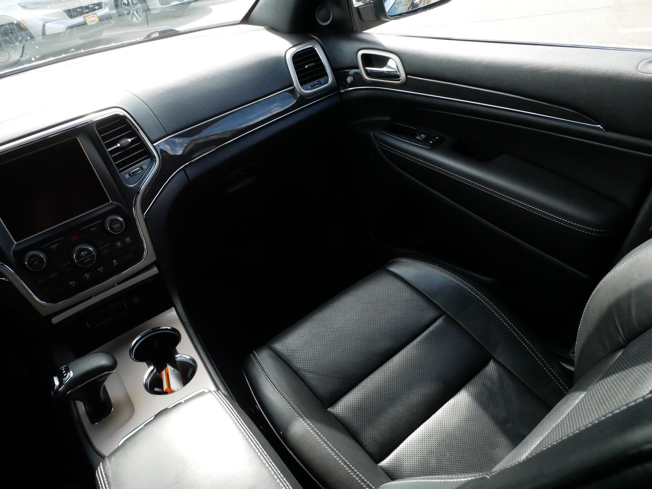 Used 2014 Jeep Grand Cherokee Overland w/ Advanced Technology Group AWD/4WD image 10
