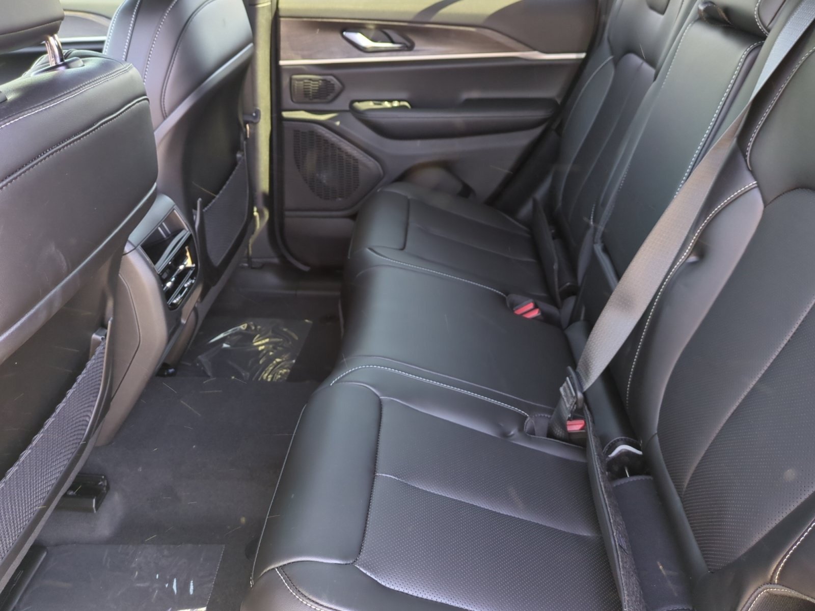 New 2026 Jeep Grand Cherokee Limited w/ Luxury Tech Group II AWD/4WD image 17