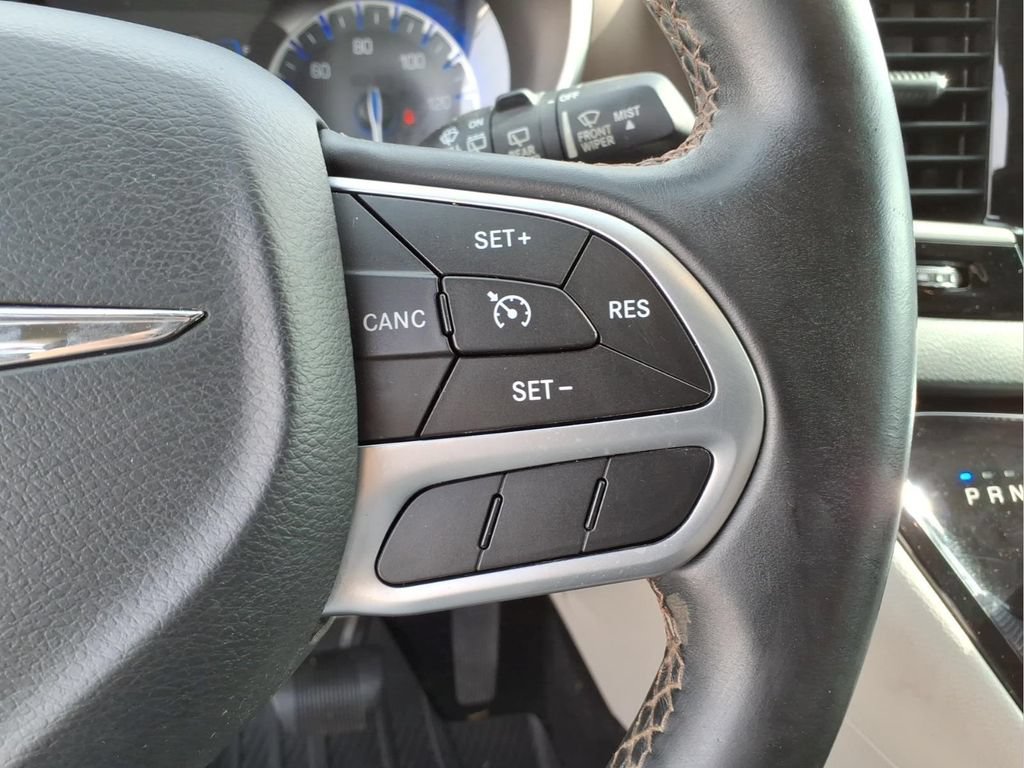 Used 2017 Chrysler Pacifica Touring-L w/ Tire & Wheel Group FWD image 22