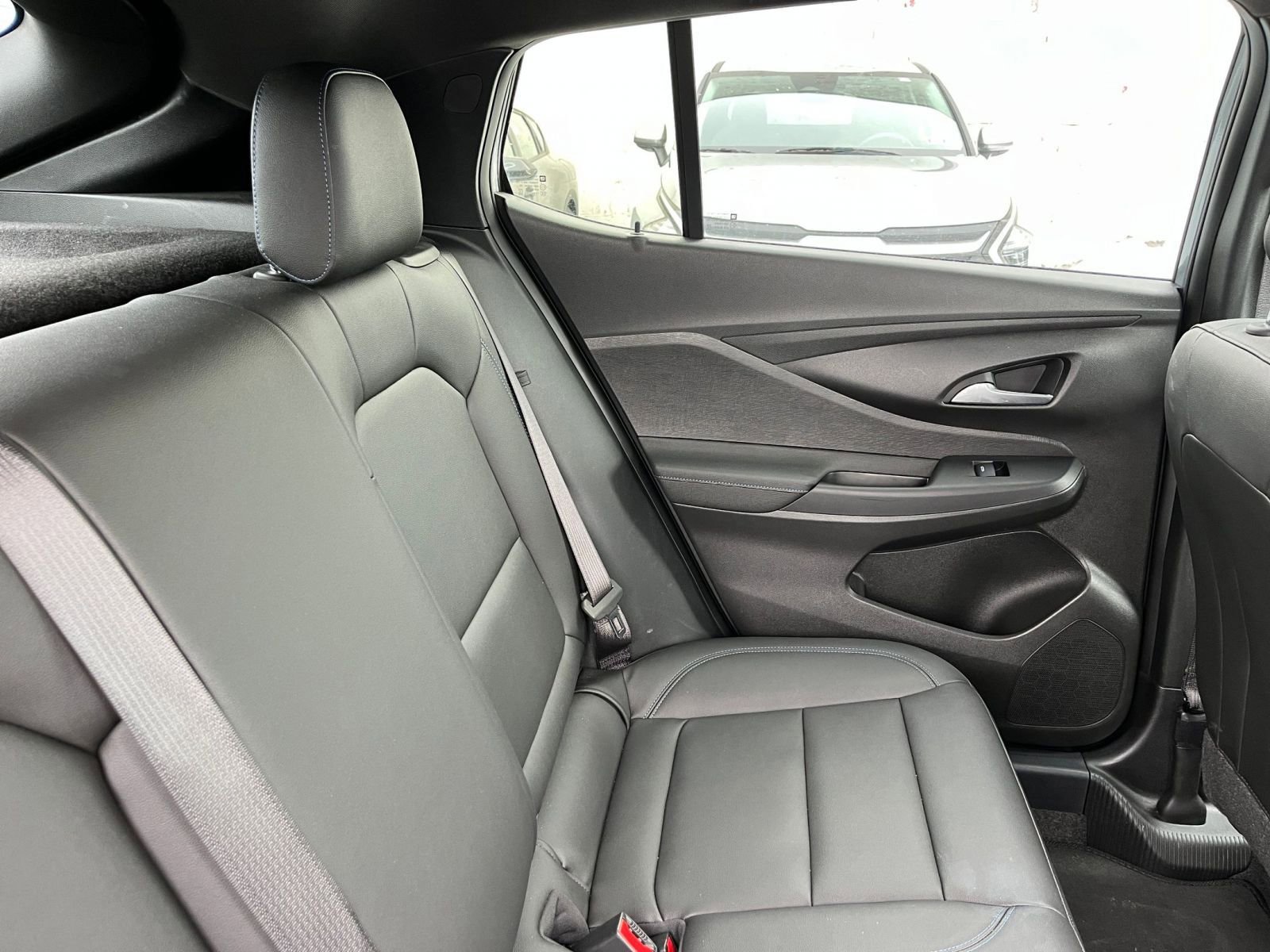 Used 2025 Buick Envista Sport Touring image 37