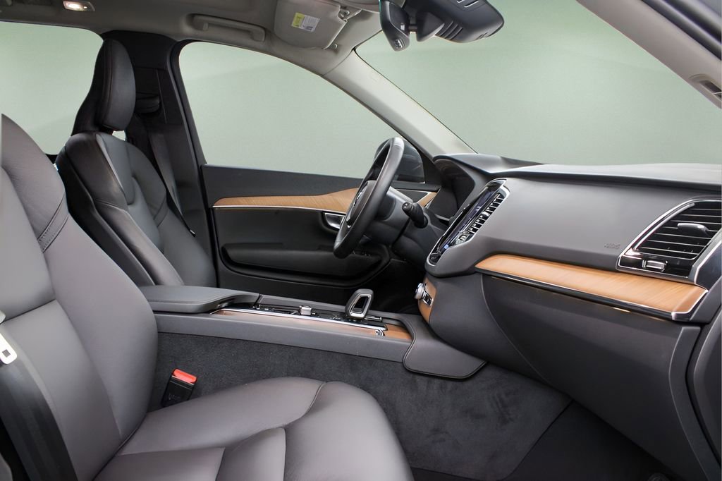 Certified 2025 Volvo XC90 B6 Plus image 35