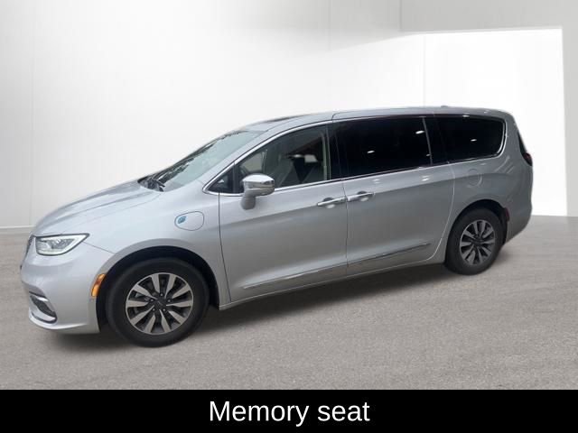 Used 2022 Chrysler Pacifica Limited w/ Uconnect Theater Family Group FWD image 12