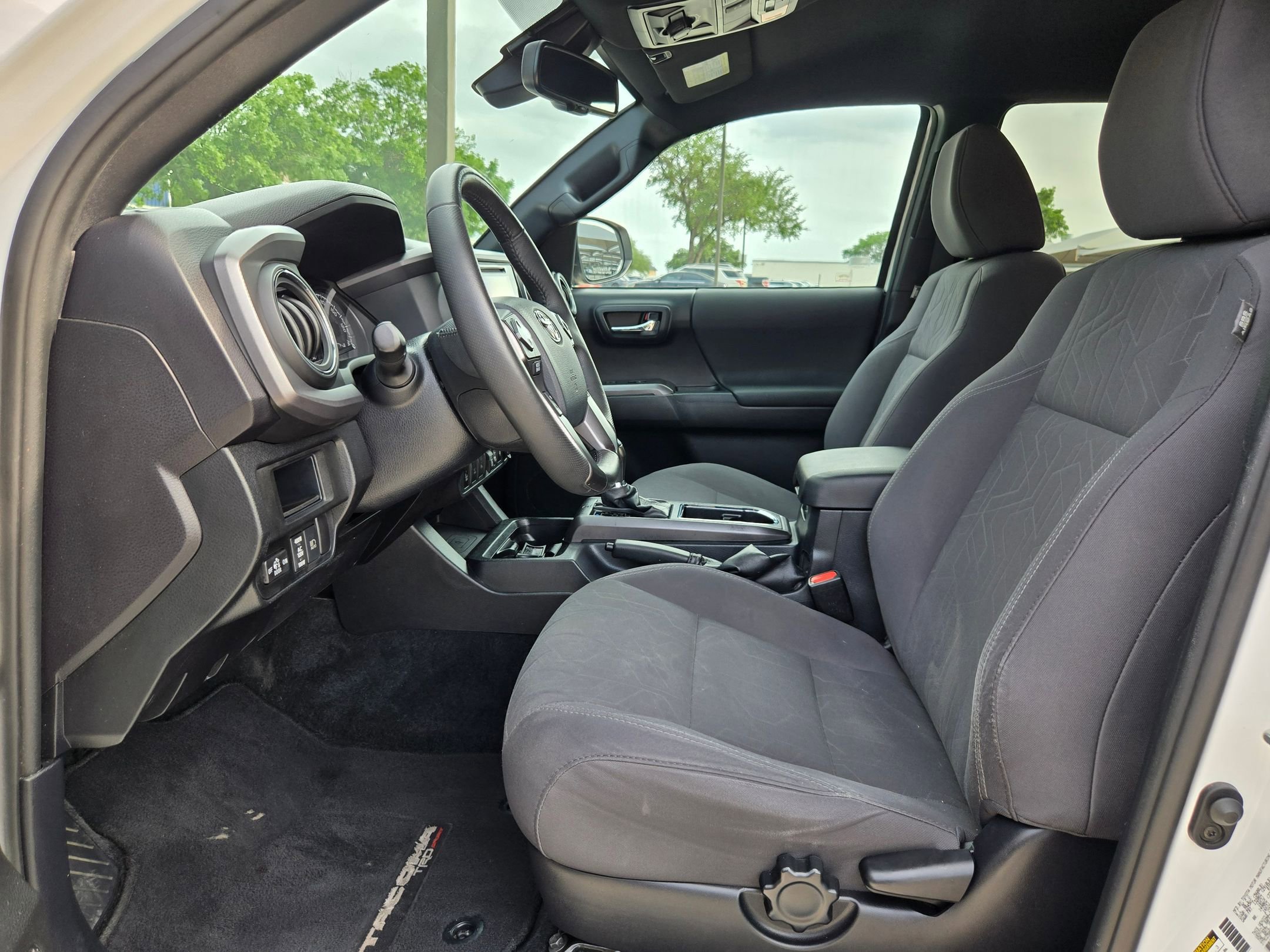 Used 2019 Toyota Tacoma TRD Off-Road w/ Technology Package AWD/4WD image 10