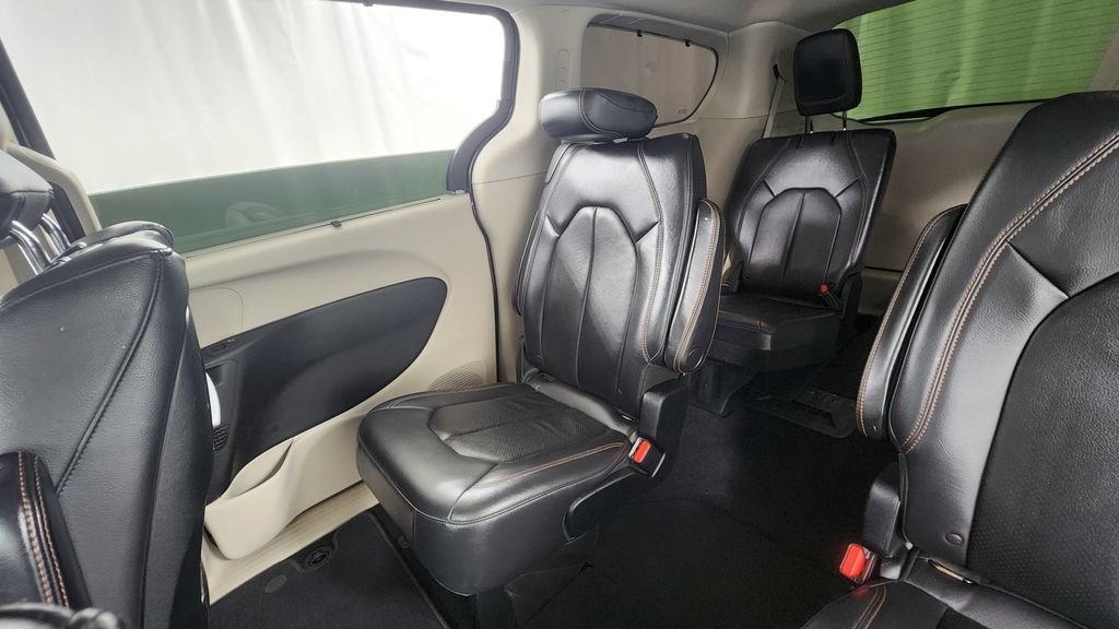 Used 2017 Chrysler Pacifica Touring-L Plus FWD image 14