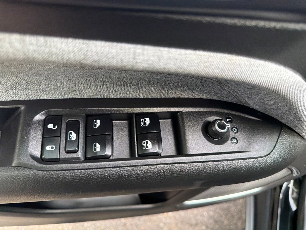 Used 2023 Jeep Compass Latitude AWD/4WD image 36