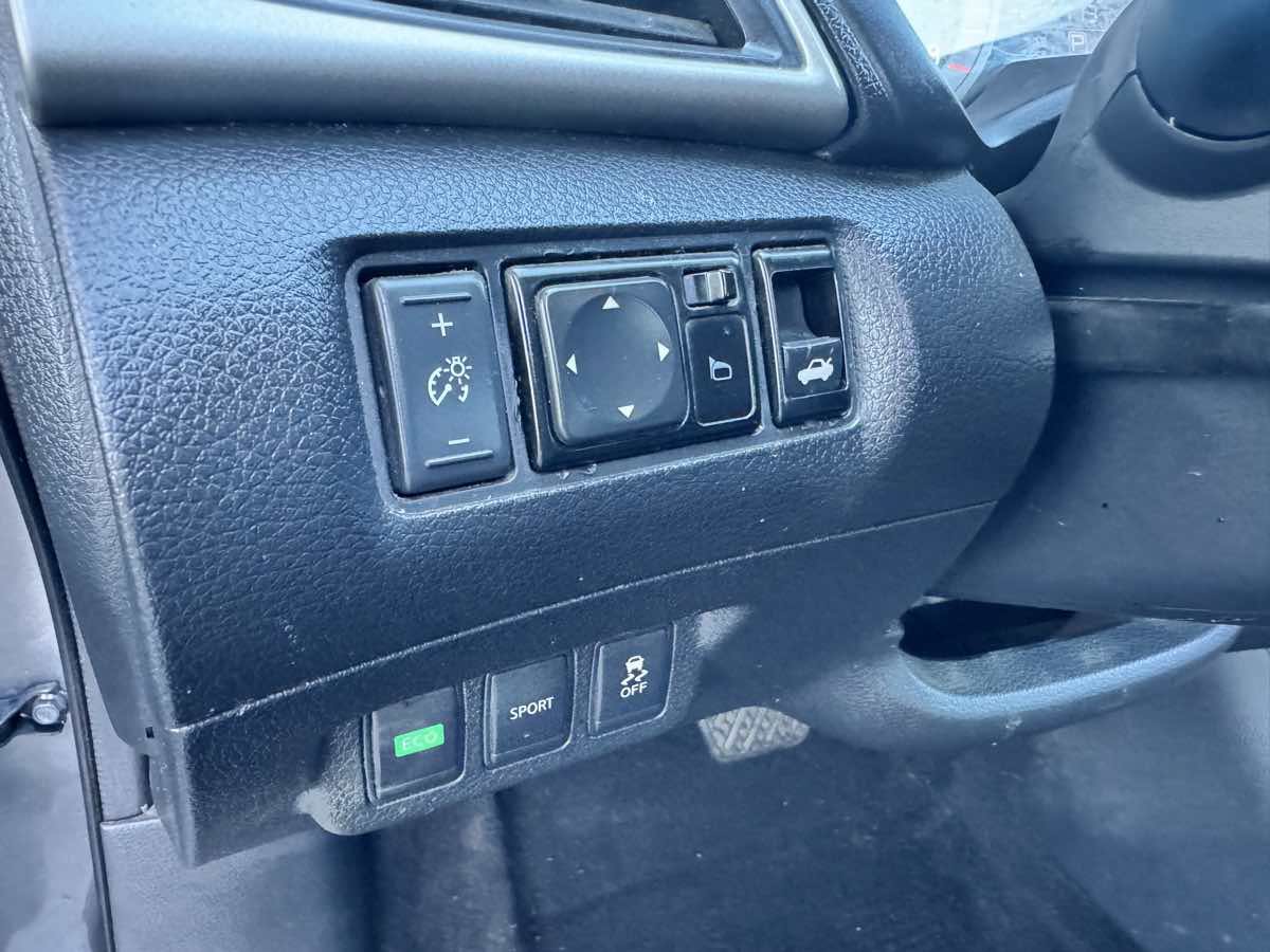 Used 2015 Nissan Sentra SR FWD image 36