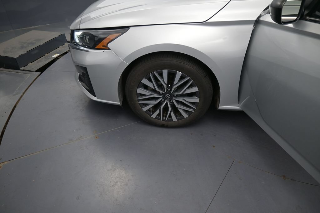 Used 2024 Nissan Altima 2.5 SV FWD image 14