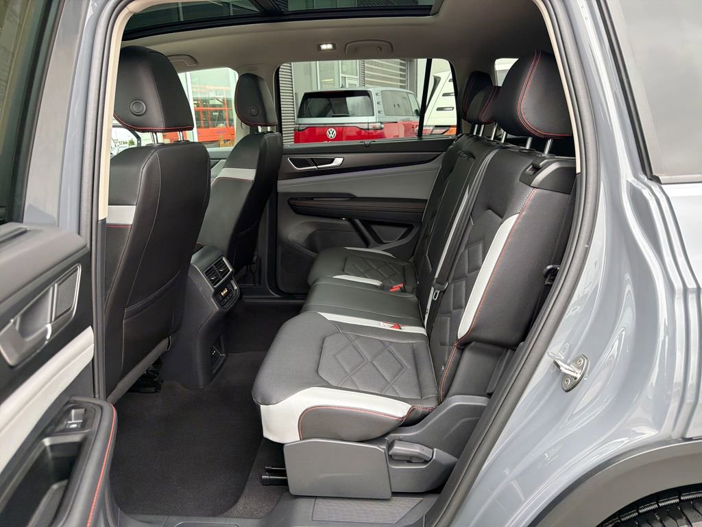 Certified 2025 Volkswagen Atlas Peak Edition SE AWD/4WD image 14