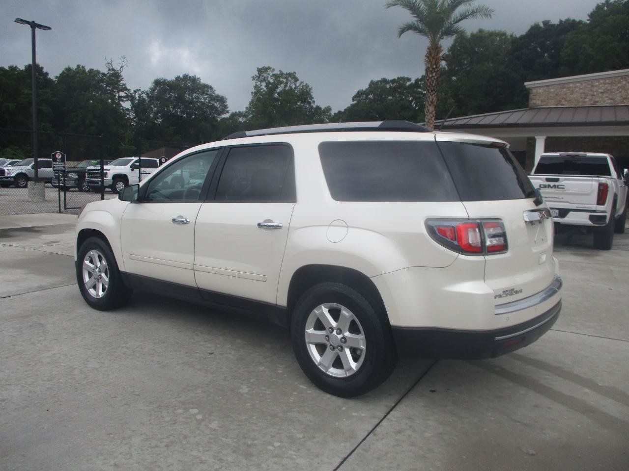 Used 2015 GMC Acadia SLE FWD image 3