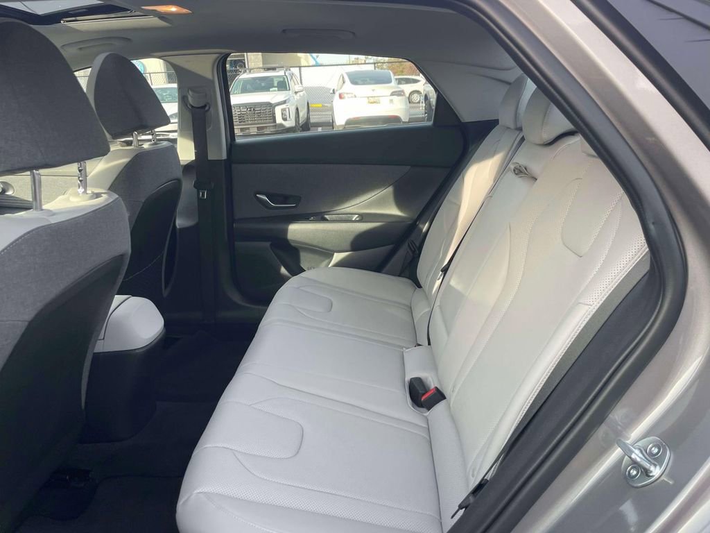 Used 2023 Hyundai Elantra Limited image 12