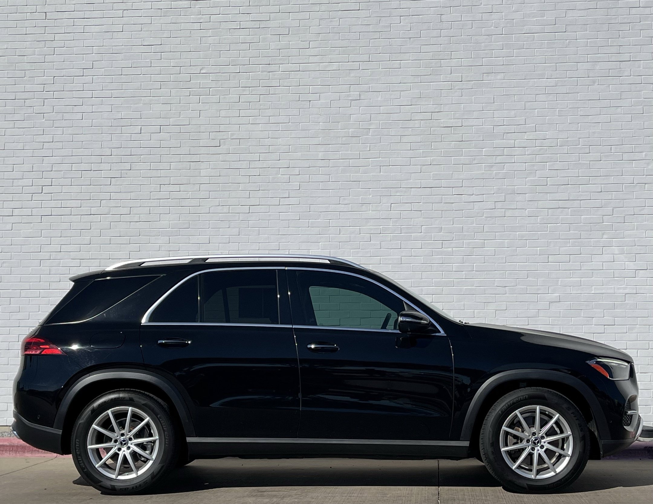 Used 2025 Mercedes-Benz GLE 350 4MATIC w/ Driver Assistance Package image 3