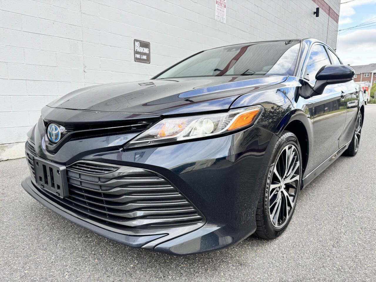 Used 2020 Toyota Camry LE image 5