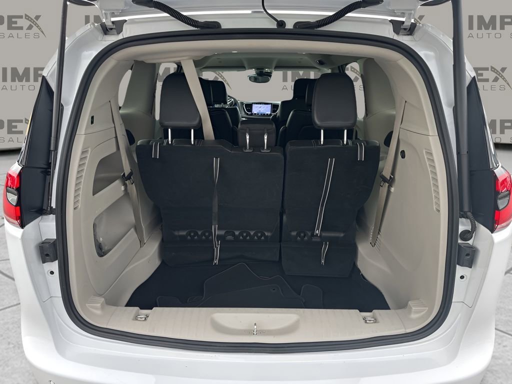 Used 2024 Chrysler Pacifica Touring-L image 29