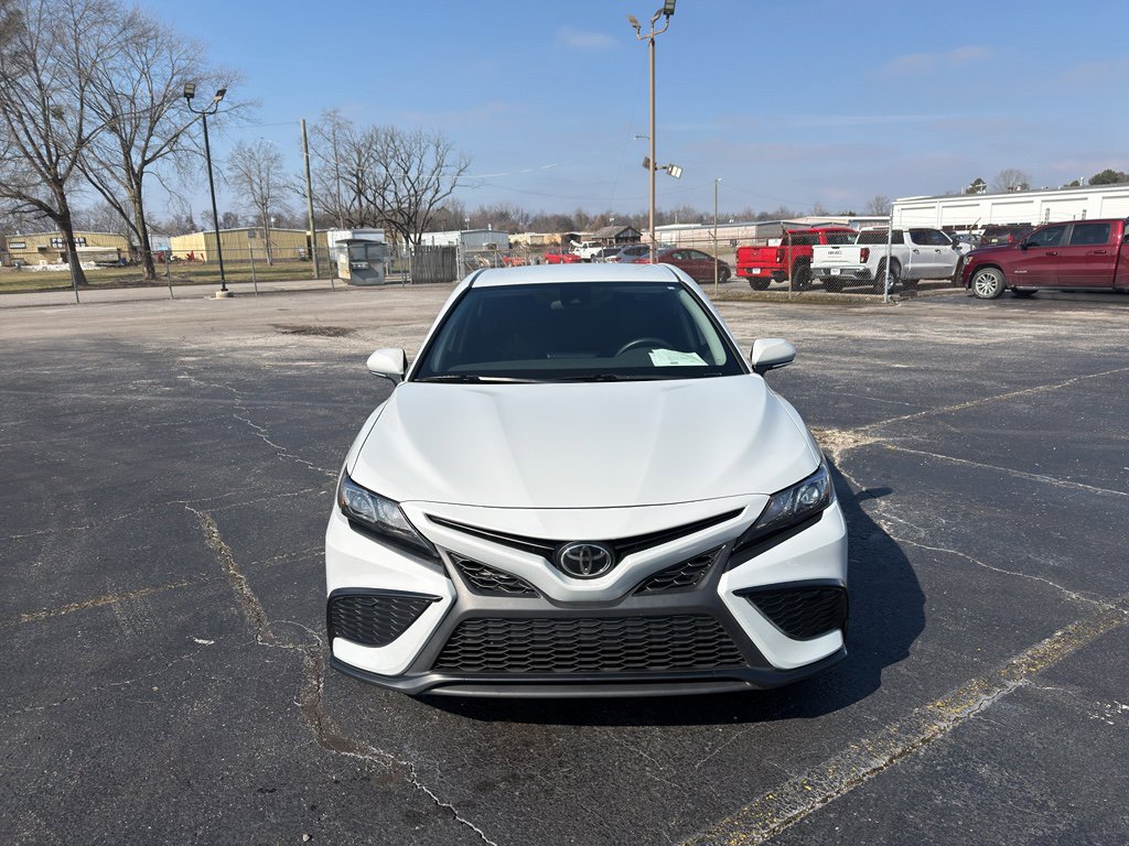 Used 2023 Toyota Camry SE image 2