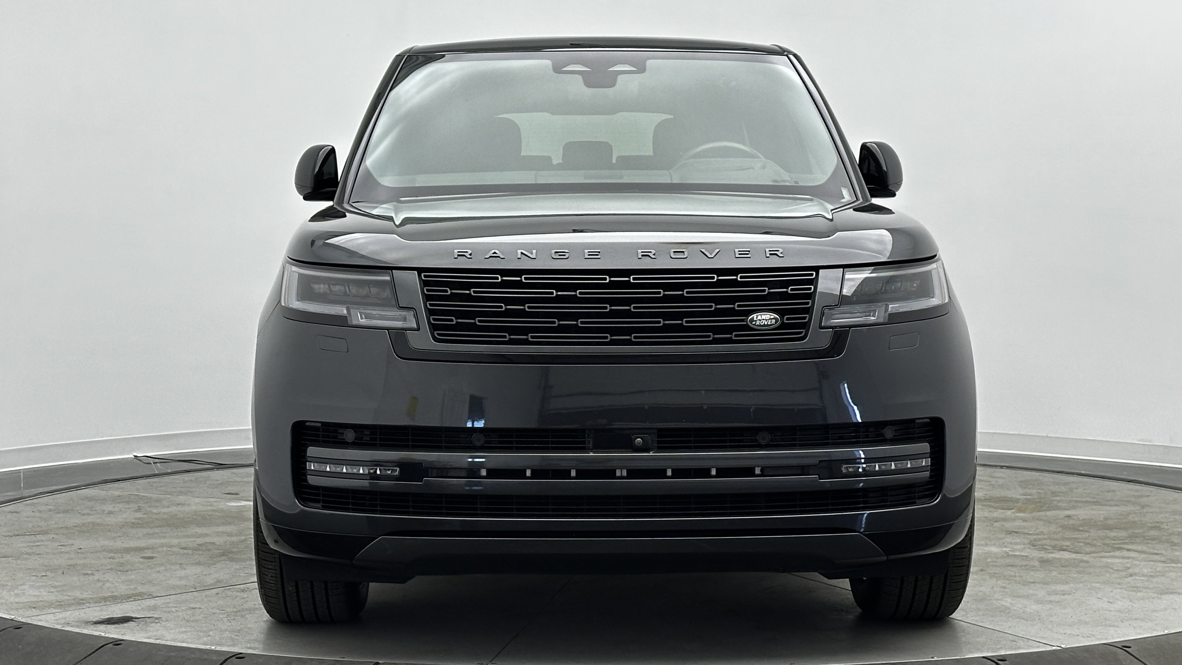 Used 2025 Land Rover Range Rover Long Wheelbase SE image 2