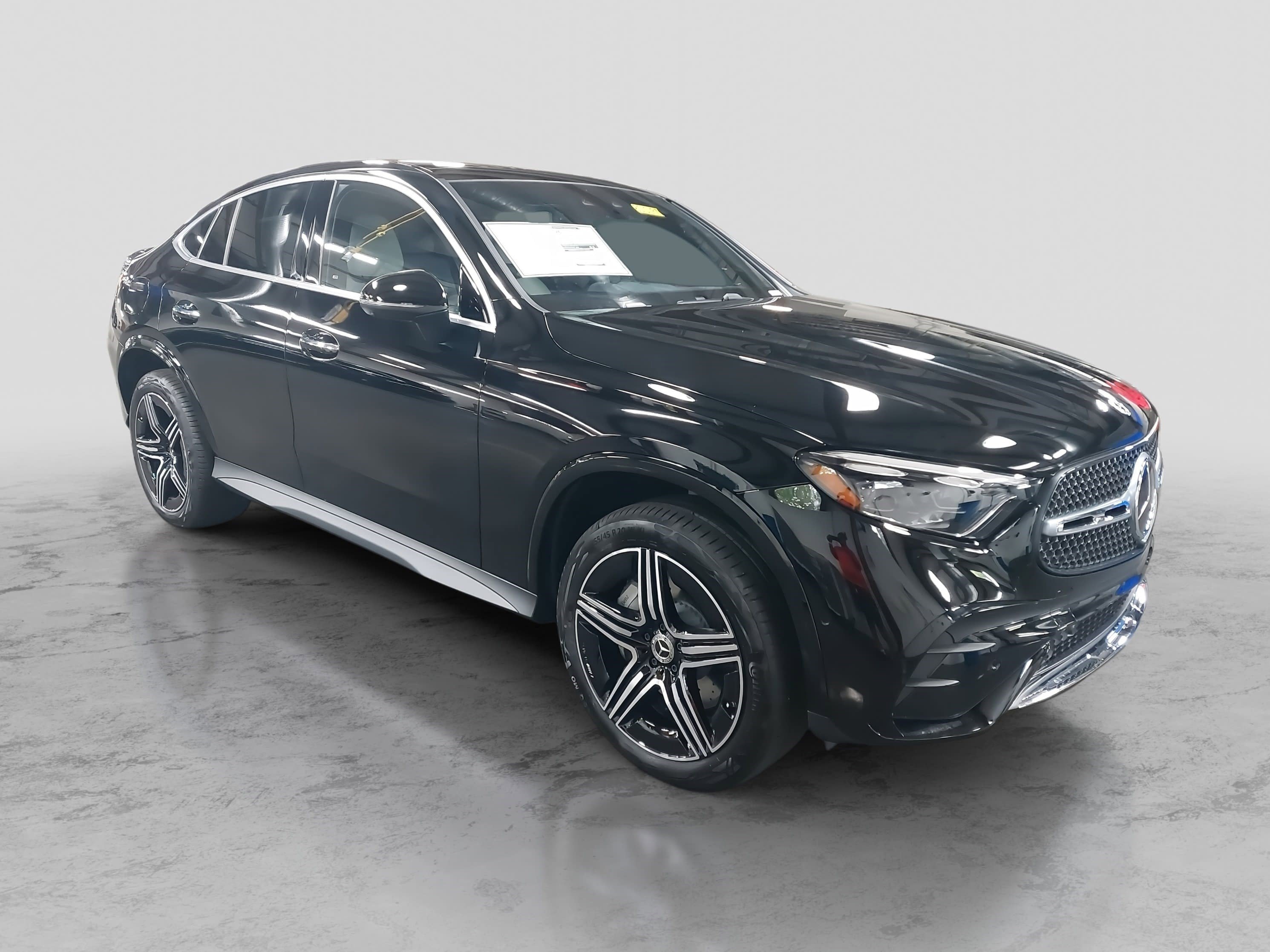 Used 2025 Mercedes-Benz GLC 300 4MATIC image 3