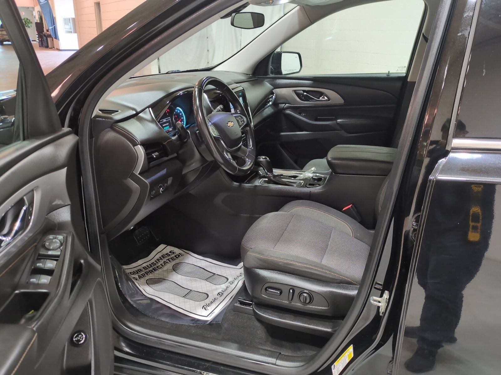 Used 2018 Chevrolet Traverse LT FWD image 17