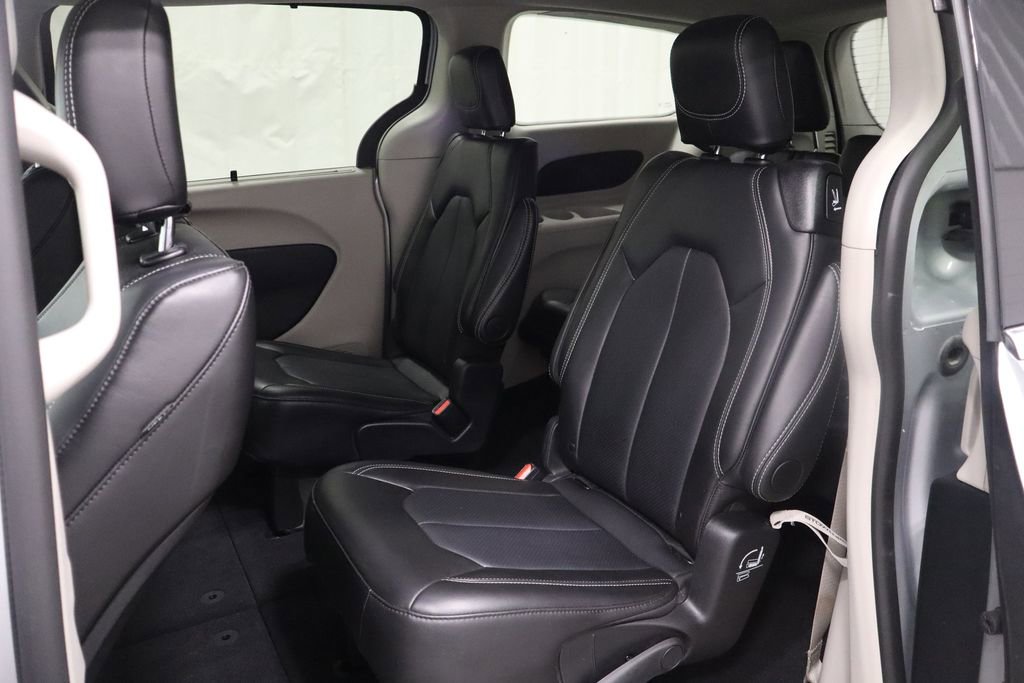 Used 2024 Chrysler Pacifica Touring-L image 12