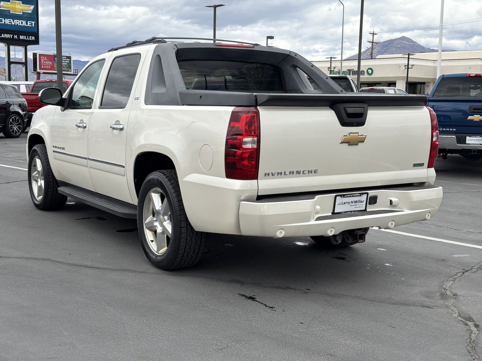 Used 2011 Chevrolet Avalanche LTZ image 4