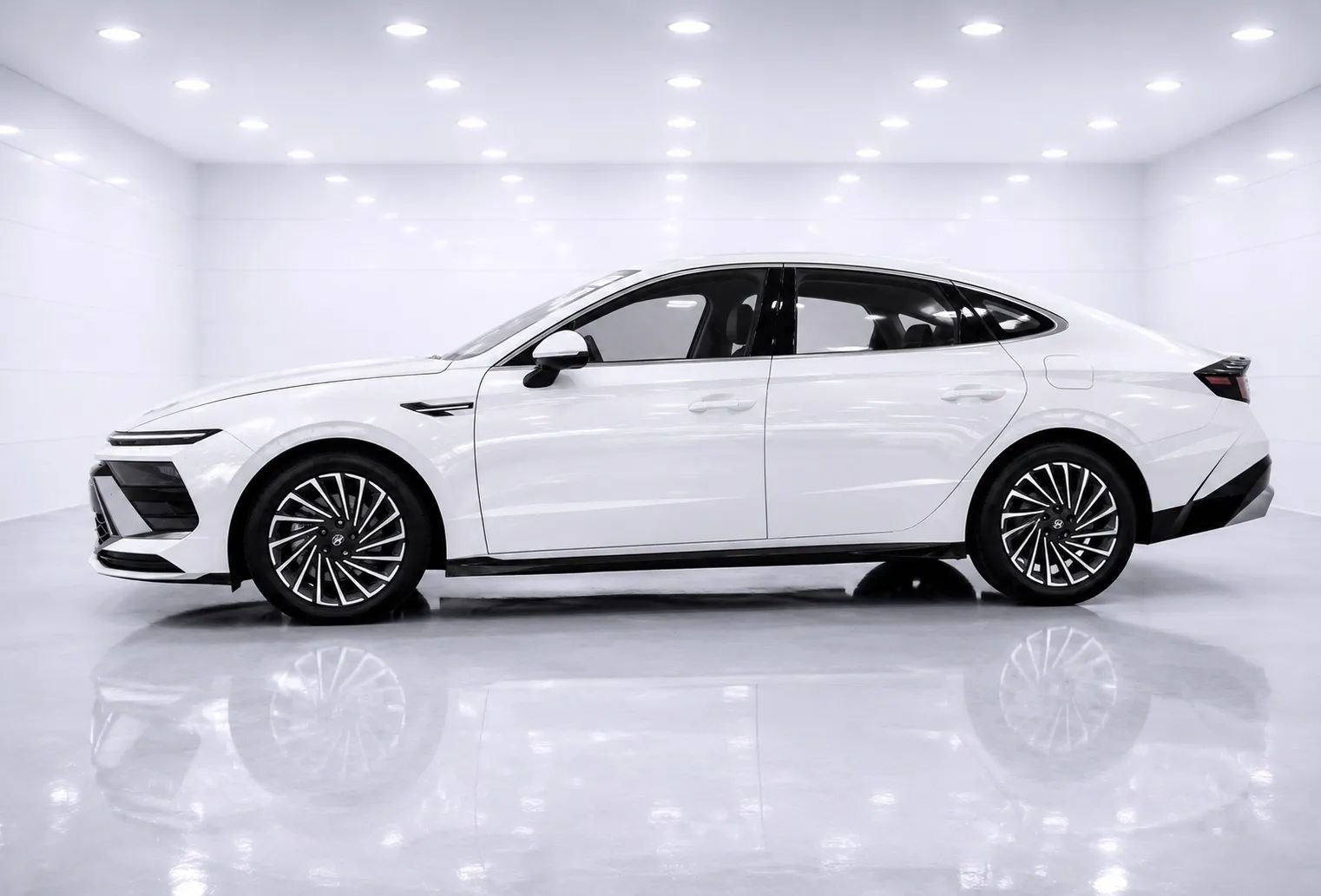 Used 2025 Hyundai Sonata SEL FWD image 2