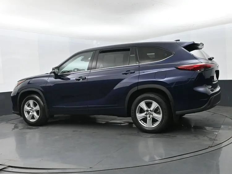 Used 2022 Toyota Highlander L AWD/4WD image 7