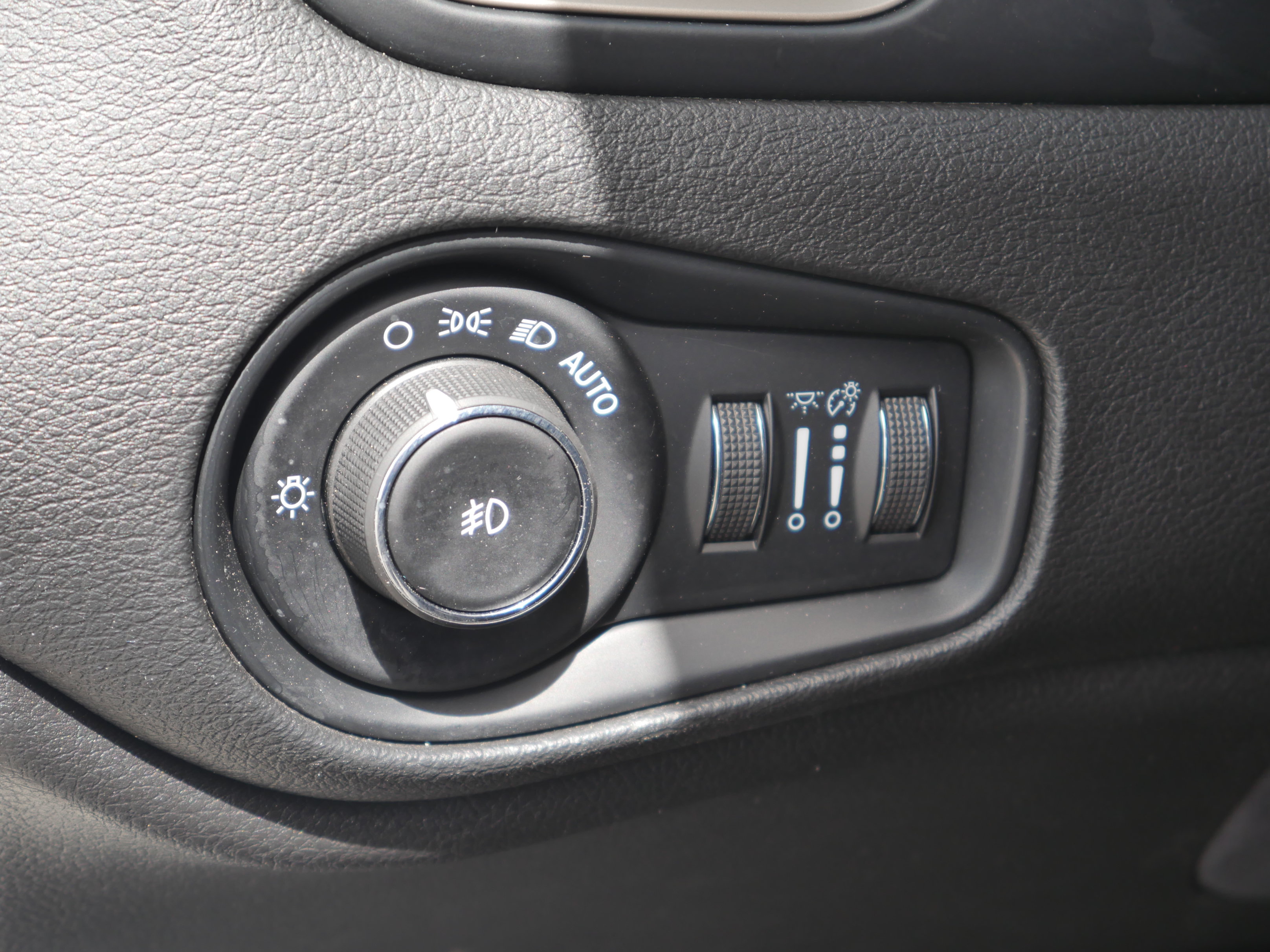 Used 2017 Jeep Renegade Latitude AWD/4WD image 5