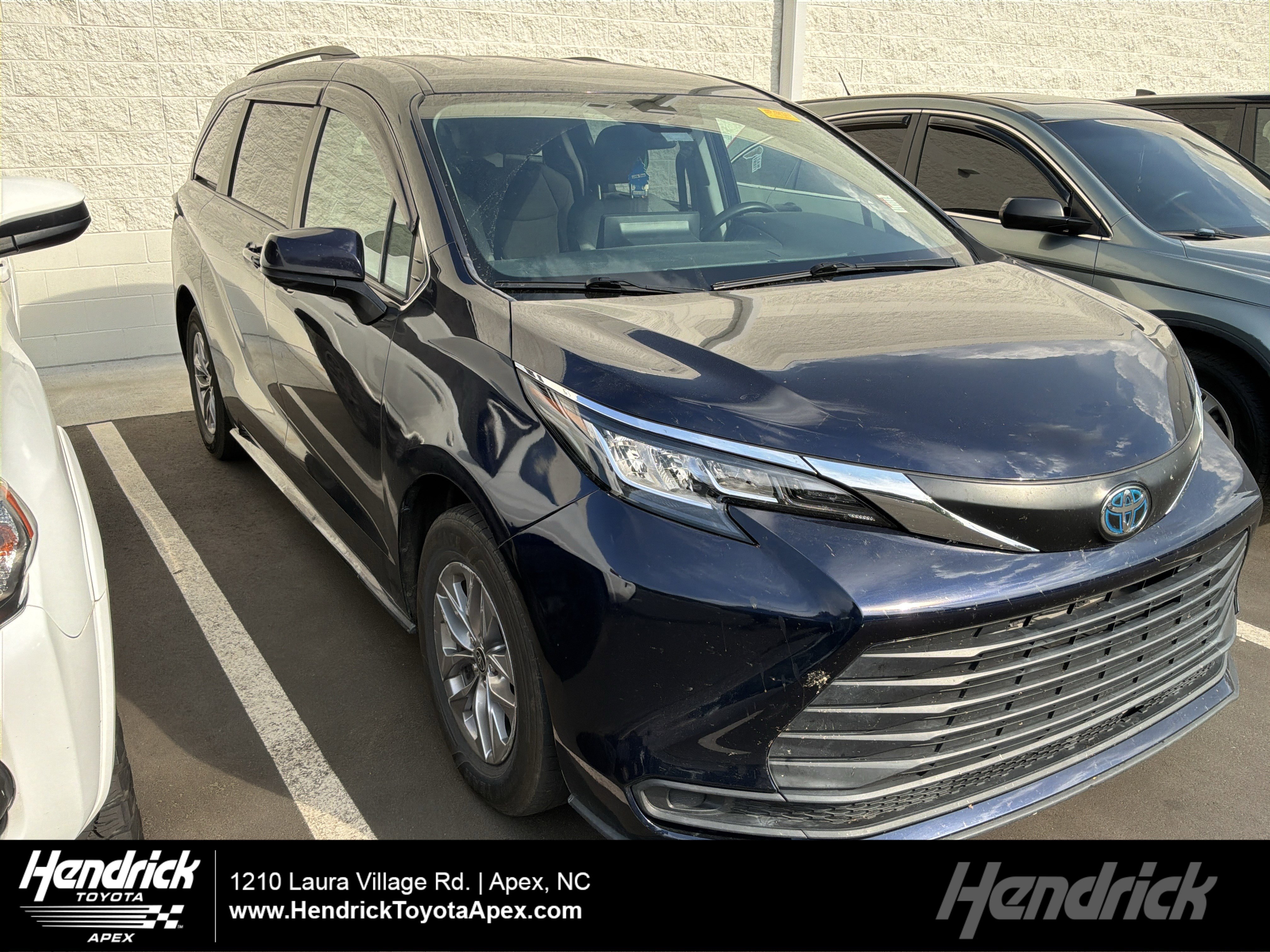 Used 2022 Toyota Sienna LE FWD image 1