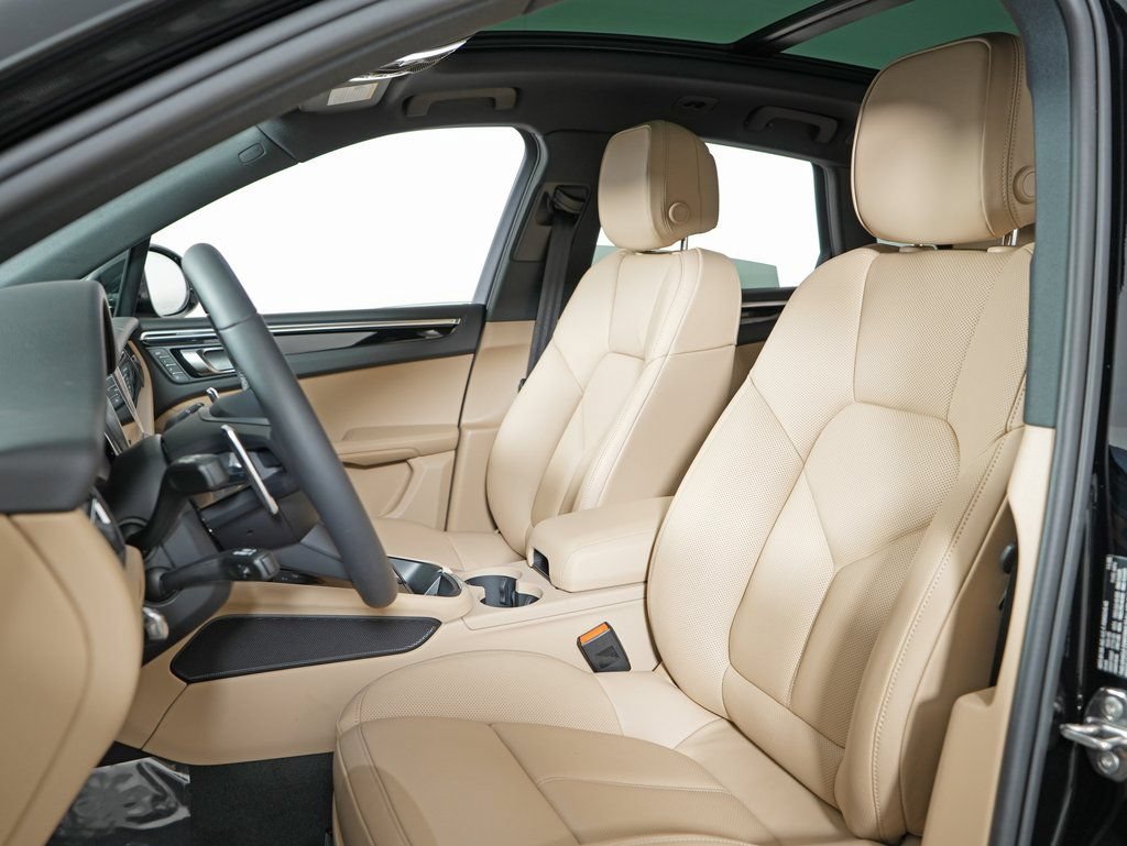 Certified 2026 Porsche Macan AWD/4WD image 5