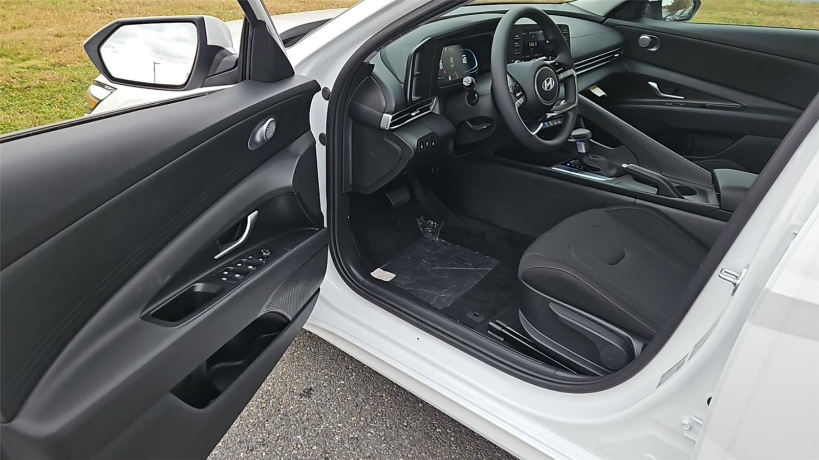 New 2025 Hyundai Elantra SE image 9