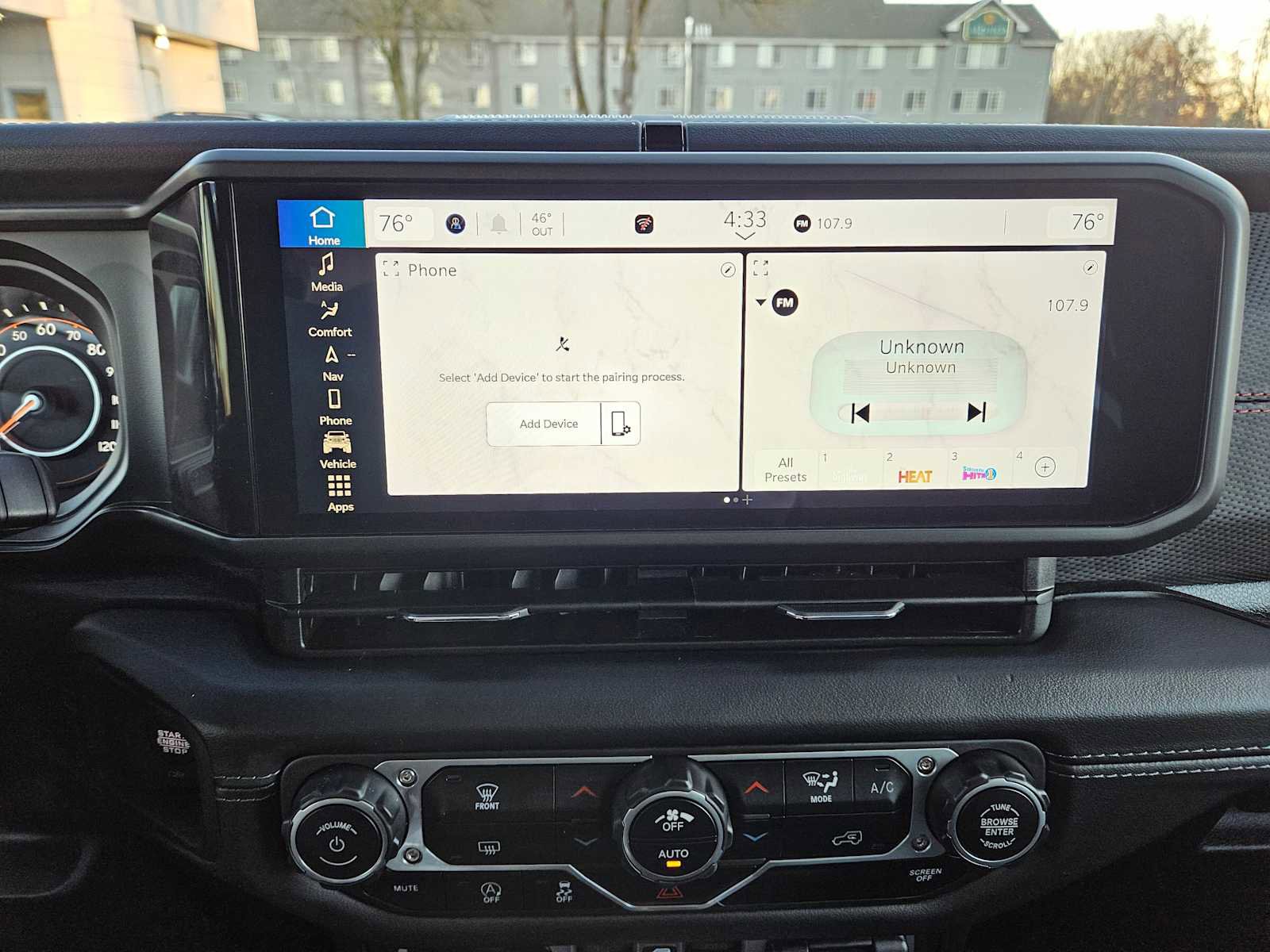 Used 2025 Jeep Wrangler Unlimited Rubicon w/ Technology Group image 28