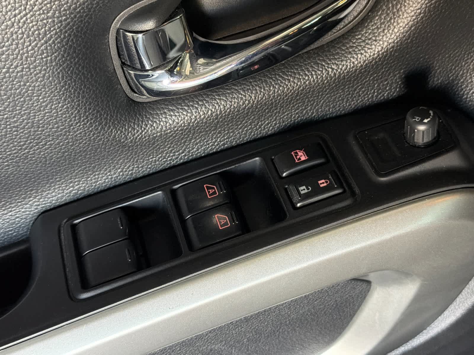 Used 2017 Nissan Titan SL RWD image 13