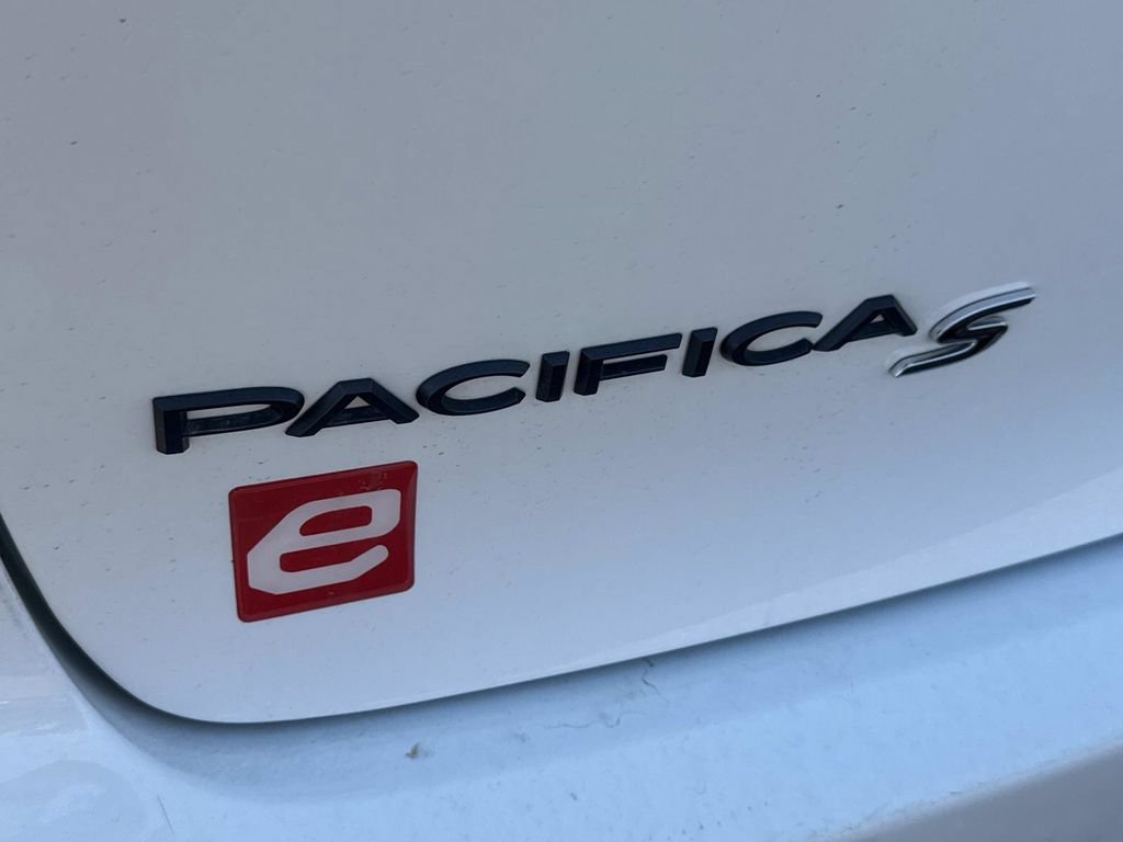 Used 2025 Chrysler Pacifica Limited FWD image 7